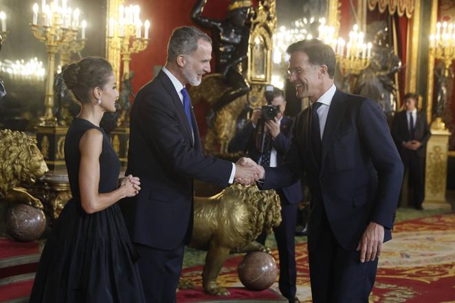 Saludo distendido entre los Reyes y el primer ministro de Países Bajos, Mark Rutte. 