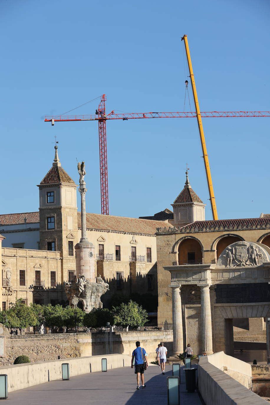 La retirada de la última grúa que tapaba la Mezquita de Córdoba, en imágenes