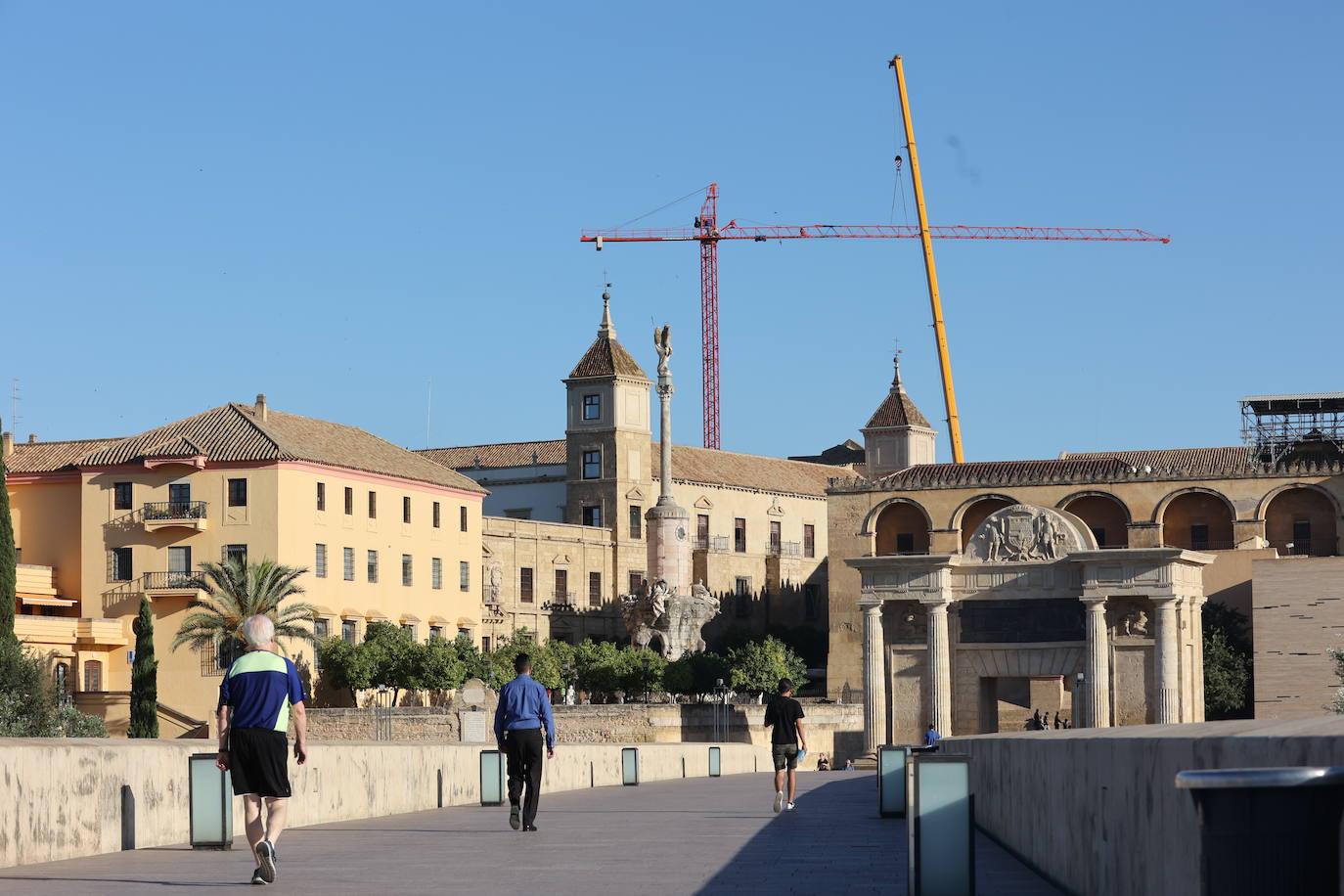 La retirada de la última grúa que tapaba la Mezquita de Córdoba, en imágenes