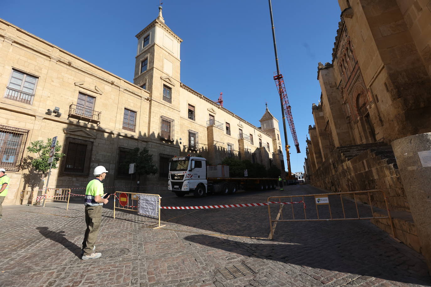 La retirada de la última grúa que tapaba la Mezquita de Córdoba, en imágenes