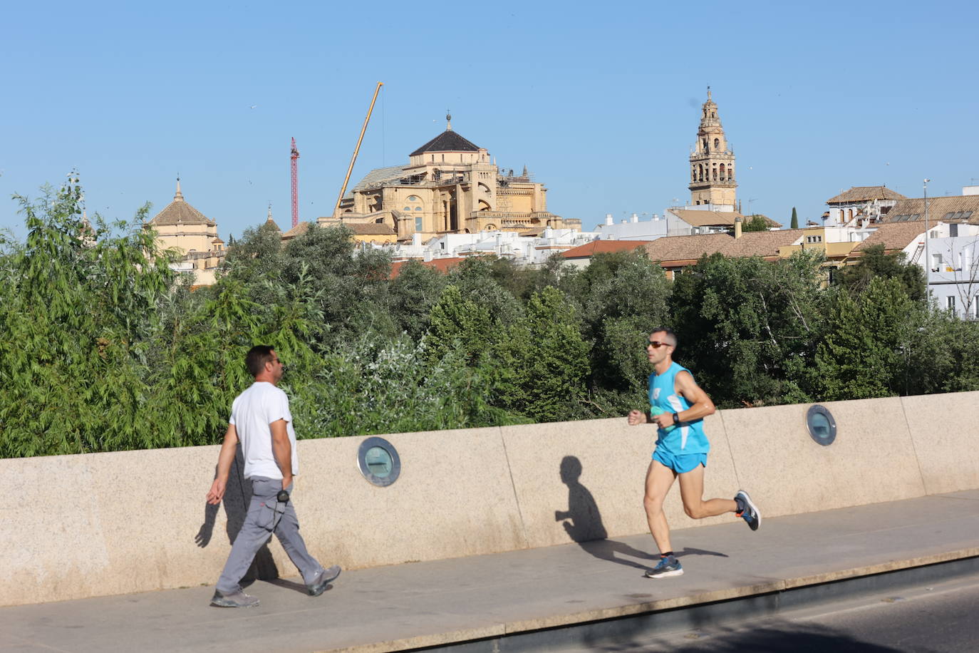 La retirada de la última grúa que tapaba la Mezquita de Córdoba, en imágenes