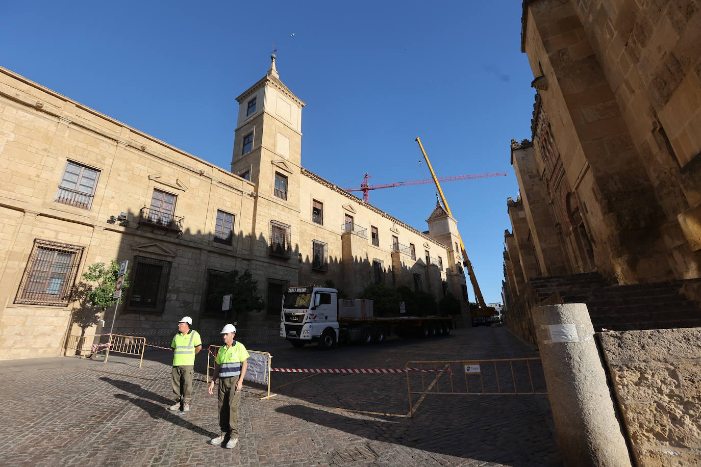 La retirada de la última grúa que tapaba la Mezquita de Córdoba, en imágenes