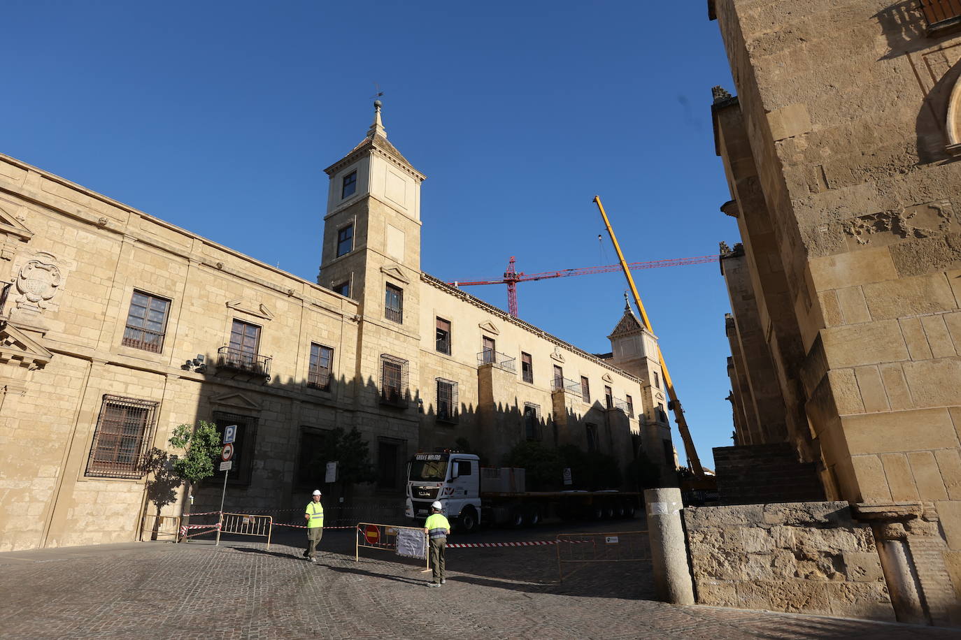 La retirada de la última grúa que tapaba la Mezquita de Córdoba, en imágenes