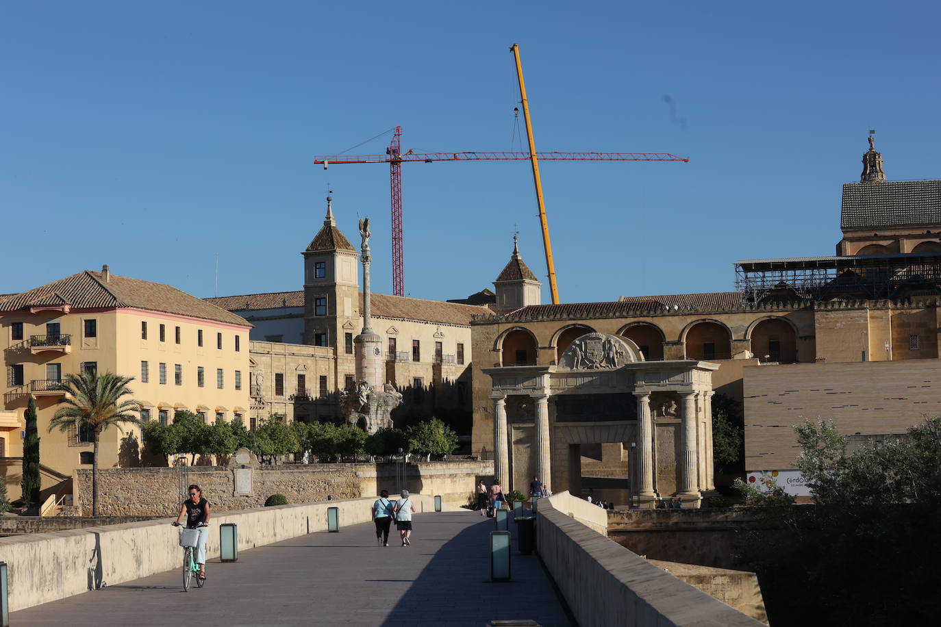 La retirada de la última grúa que tapaba la Mezquita de Córdoba, en imágenes