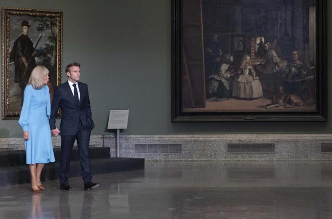 El presidente de Francia, Emmanuel Macron, junto a su mujer Brigitte Macron, a su llegada a la cena. 