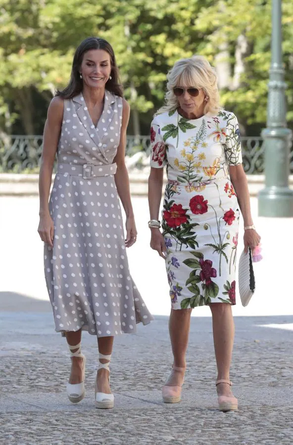 Doña Letizia recibe a Jill Biden en su jornada de visia a La Granja. La primera dama de Estados Unidos ha apostado por un vestido de estampado floral que han combinado (al igual que la reina) con alpargatas. Un calzado que parece haberse convertido en uno de los preferidos de ambas en esta visita.