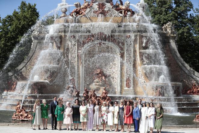 La reina Letizia y sus invitadas, siguiendo las explicaciones de un guía han recorrido el interior para después recorrer los jardines, donde han podido disfrutar de las tres fases del sistema hidráulico que forma parte del conocido espectáculo que ofrece el Real Sitio a sus visitantes.