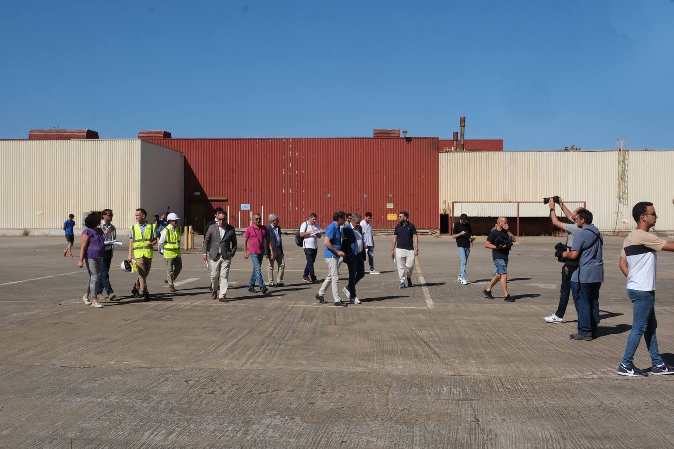 Fotos: Visita del Cádiz a las antiguas instalaciones de Delphi