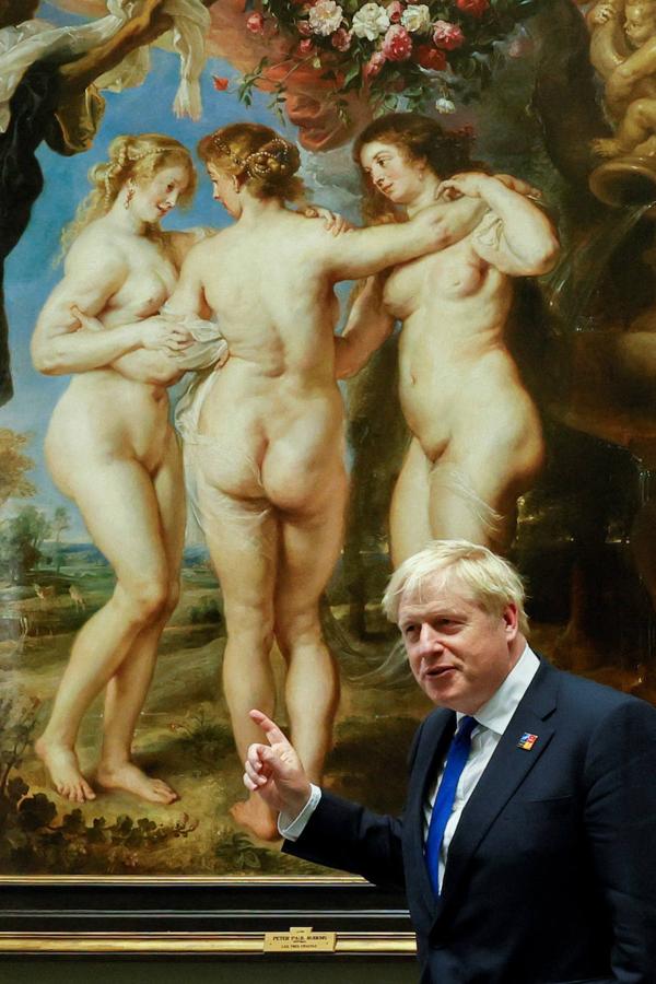 Boris Johnson se mostró impresionado con algunos de los cuadros del Museo. 