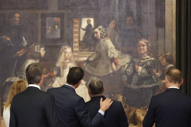 Pedro Sánchez, junto a varios líderes contemplando 'Las Meninas'. 