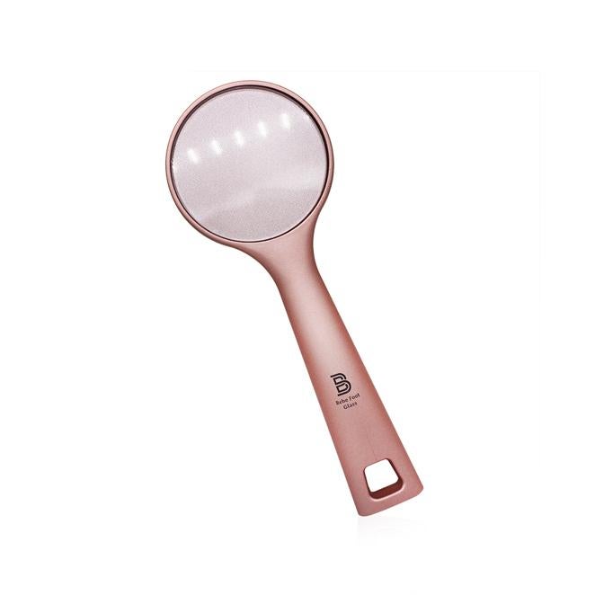 Lima Bebefoot Gold Edition de Silvia Moreno: 99 €. Lima de vidrio para pies con tecnología patentada, traída desde Corea en exclusiva por Silvia Moreno. Elimina muy eficazmente durezas y células muertas sin dañar la piel sana. Puede utilizarse con la piel seca, sin humedecer previamente. Posee dos lados con diferente rugosidad, por lo que se recomienda usar primero el más rugoso. Exfoliación perfecta y brillo al mismo tiempo.