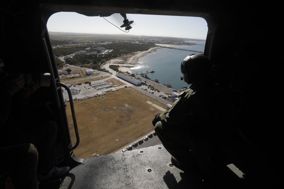 Las impresionantes imágenes de Cádiz y la Bahía desde un helicóptero militar