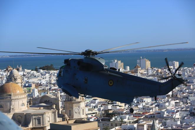 Las impresionantes imágenes de Cádiz y la Bahía desde un helicóptero militar