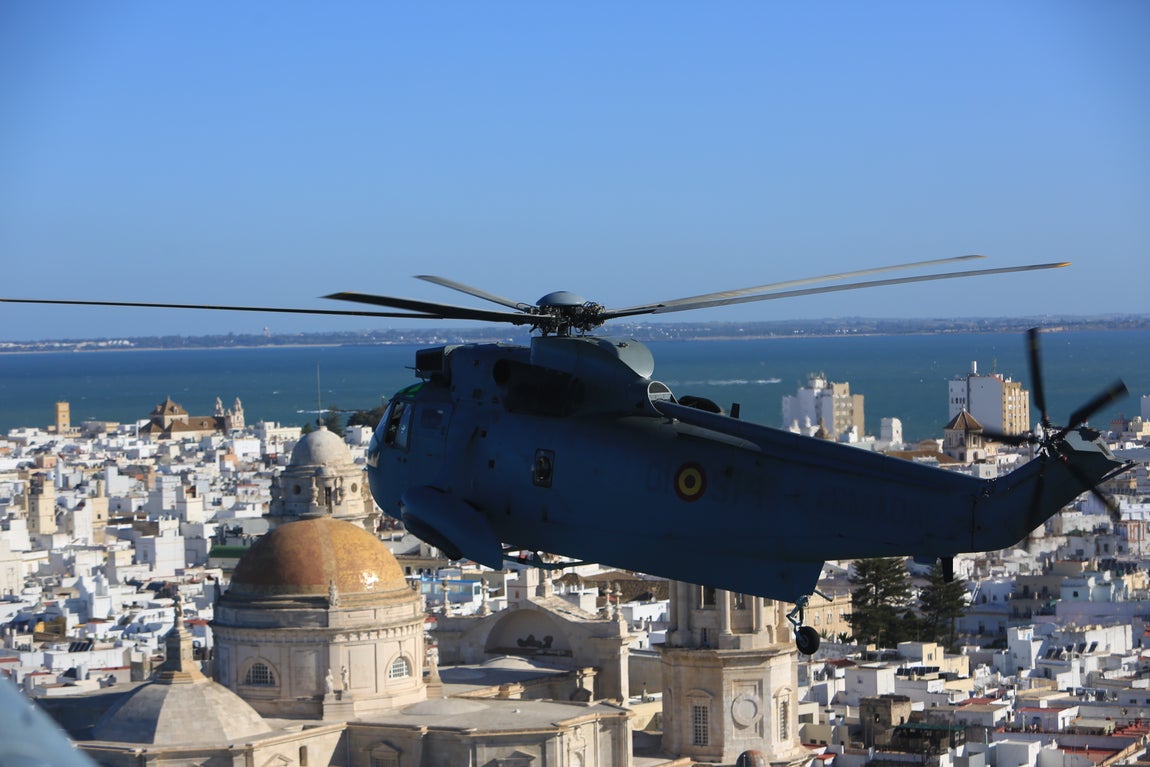 Las impresionantes imágenes de Cádiz y la Bahía desde un helicóptero militar