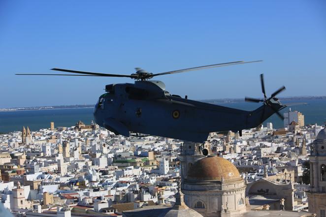 Las impresionantes imágenes de Cádiz y la Bahía desde un helicóptero militar