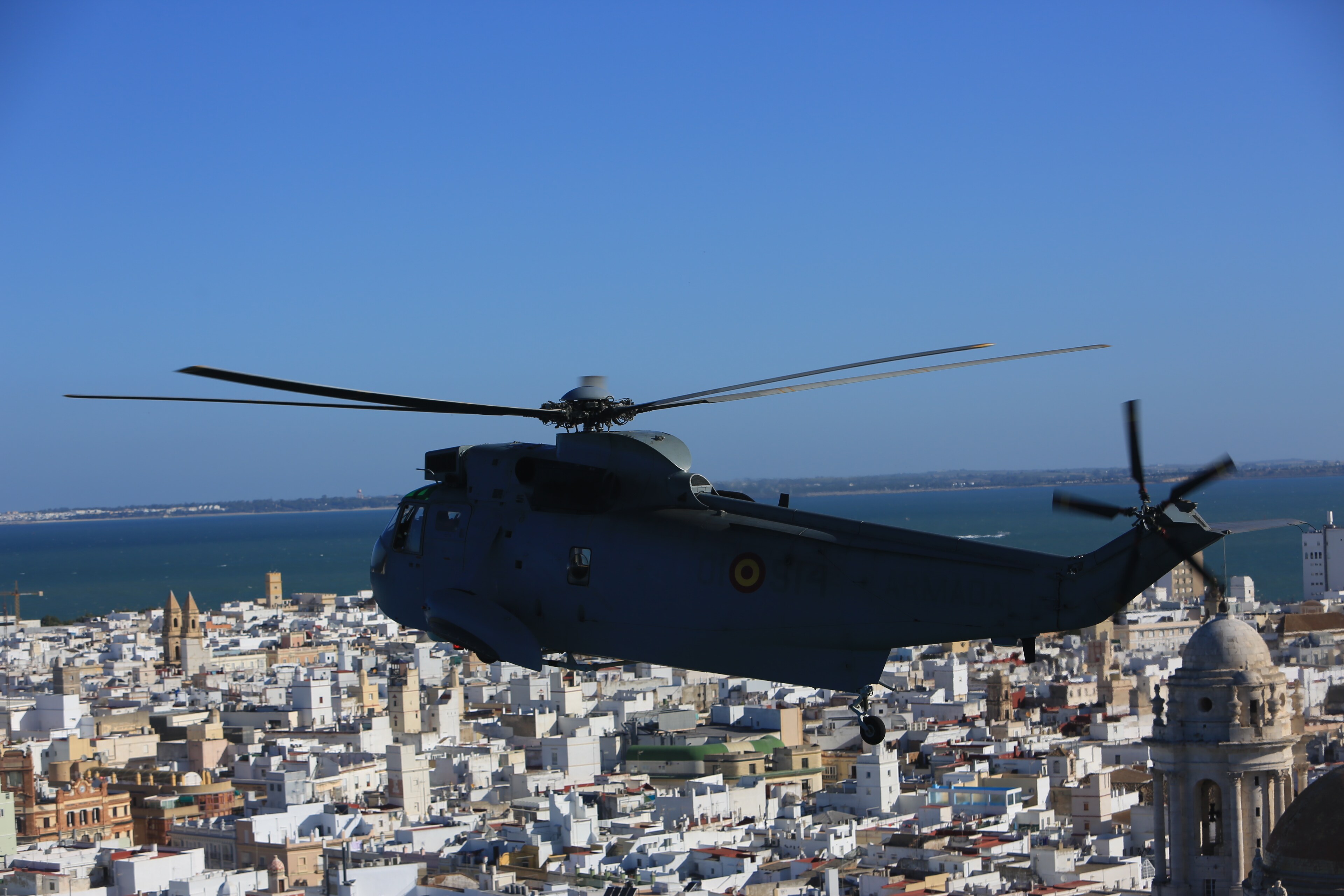 Las impresionantes imágenes de Cádiz y la Bahía desde un helicóptero militar