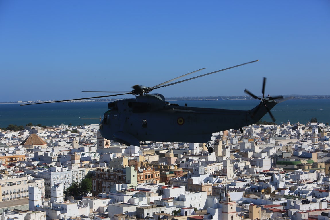 Las impresionantes imágenes de Cádiz y la Bahía desde un helicóptero militar