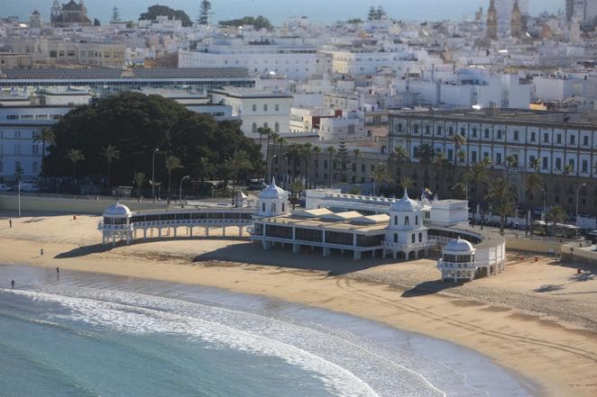 Las impresionantes imágenes de Cádiz y la Bahía desde un helicóptero militar