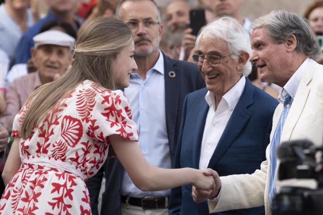 La Princesa recibe la bienvenida durante su visita a Figueras