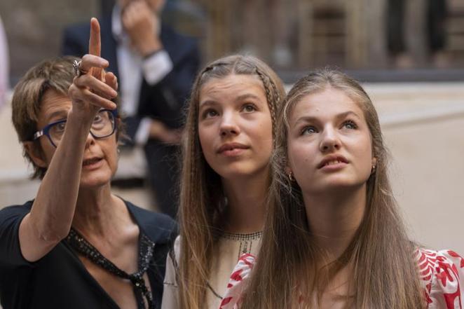 Leonor y Sofía, interesadas en los detalles de la exposición del Museo de Dalí