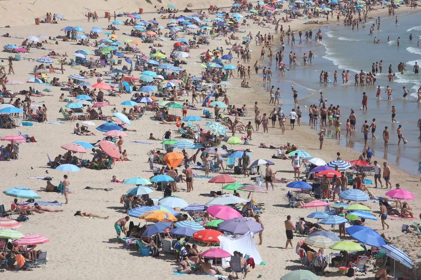 Fotos: Lleno en las playas de Cádiz en el primer domingo de julio