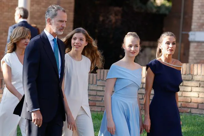 El color, azul. Muy elegantes Don Felipe y Doña Letizia, en todo momento con sus hijas Leonor y Sofía