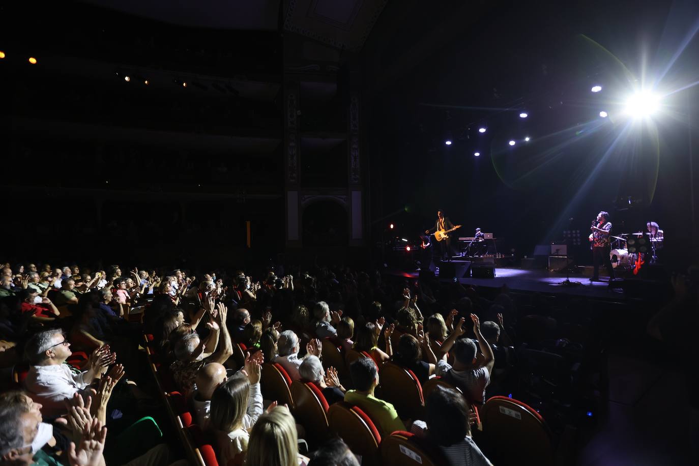 El personalísimo recital de Coque Malla en Córdoba, en imágenes