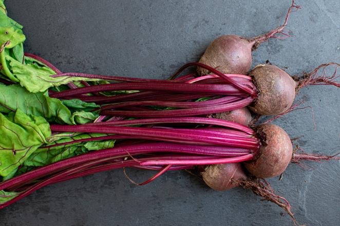 Remolacha. Aunque la <a href="https://www.abc.es/bienestar/alimentacion/abci-remolacha-201910071031_noticia.html">remolacha </a>es una de las hortalizas más ricas en azúcares, aporta pocas calorías y, al tratarse de un alimento rico en fibra, estos azúcares se absorben lentamente. También es fuente de ácido fólico, vitamina C y potasio, además de fósforo.