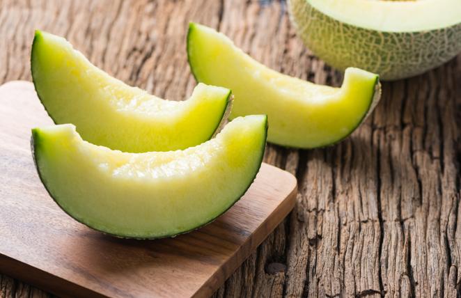 Melón. El <a href="https://www.abc.es/bienestar/alimentacion/abci-melon-202009160744_noticia.html">melón</a> destaca por ser muy rico en fibra, betacarotenos, ácido fólico y potasio. Además, por su contenido en agua y potasio podríamos decir que es un buen diurético.