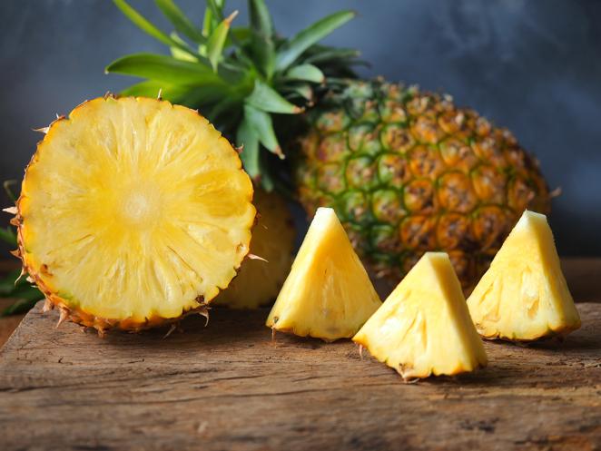 Piña. Con apenas 50 calorías en 100 gramos, la <a href="https://www.abc.es/bienestar/alimentacion/abci-pina-202002250942_noticia.html">piña</a> es una fruta altamente saciante por su alto contenido en agua y su aporte de fibra, lo que favorece el tránsito intestinal y ayuda a mantener el equilibrio hídrico en el organismo.