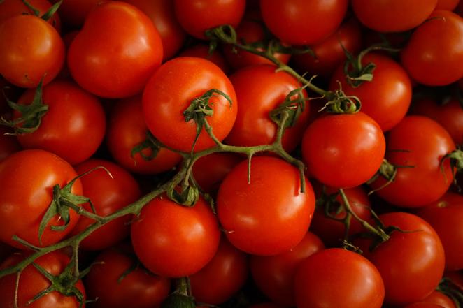 Tomate. Los <a href="https://www.abc.es/bienestar/alimentacion/abci-tomate-202002121421_noticia.html">tomates</a> aportan apenas 18 calorías por cada 100 gramos, ya que la mayor parte de su peso es agua. Tienen grandes cantidades de vitamina C y de ácido fólico y además son ricos en licopeno, el pigmento que le da su característico color rojo y que tiene propiedades antioxidantes.