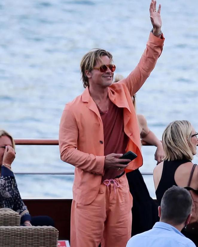 Brad Pitt con traje de lino naranja. Para la presentación de ‘Bullet Train’ en París Brad Pitt lució otro estilismo que acaparó todas las miradas. Se trata de un traje de lino en color naranja, perfecto para el verano, formado por una blazer y un pantalón holgado con cordón. Lo combinó con una camiseta de cuello en ‘V’ de color teja.