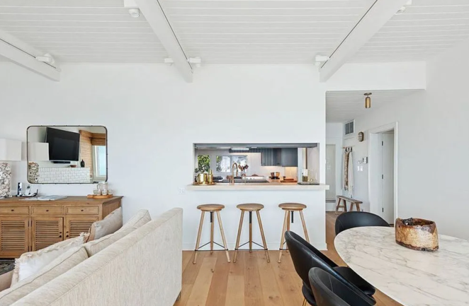 Así es la casa que alquila Sandra Bullock. La artista es de sobra conocida por sus inversiones inmobiliarias. Además de esta vivienda en Malibú y de otra que tiene en el mismo barrio, cuenta con una propiedad en Beverly Hills de 20 millones de dólares, un rancho en Jackson, Wyoming, y un adosado en Nueva York, entre otras propiedades.