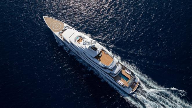 La familia Beckham ha elegido el Madsummer, un espectacular yate de 95 metros de eslora y 14 metros de manga, que fue construido en 2019 por Lurssen. Se trata de una embarcación que puede alcanzar una velocidad de crucero de 14 nudos.