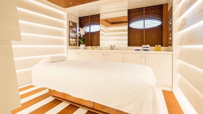 El yate, además, cuenta con equipos de submarinismo y todo tipo de juguetes acuáticos, como motos. También tiene una sala de cine, una sala de masaje, pista de baile, gimnasio e incluso un hangar de helicóptero en proa. Una tripulación de unas 20 personas se encarga de que todo esté perfecto para que los pasajeros disfruten de unas lujosas vacaciones en alta mar.