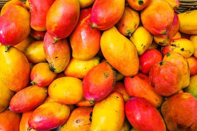 Mango. El <a href="https://www.abc.es/bienestar/alimentacion/abci-mango-202007300357_noticia.html">mango </a>tiene alto contenido en agua y en azúcares naturales. Cuenta con minerales, vitaminas del grupo A y B, sobre todo, ácido fólico, y un mínimo de vitamina C, con carotenos y con muy buen aporte de fibra. Además el mango tiene valiosos compuestos bioactivos, destacando los compuestos fenólicos, que lo convierten en un potente antioxidante.