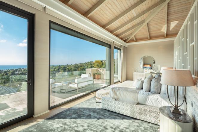 Villa Olympus, una mansión de lujo en Marbella. Los amplios ventanales y las vistas desde casi cualquier punto de la casa son sin duda un extra de lujo más.