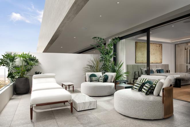 Una villa de lujo decorada por Fendi en Marbella. Vista exterior de uno de los dormitorios con terraza.
