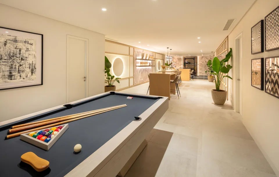 En la planta baja la mansión tiene varias salas de ocio, un salón para ver la televisión, una sala de juegos con mesa de billar y bar, así como un gimnasio, donde seguro que Eva Longoria aprovecha para entrenar.