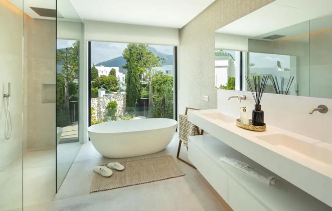 Villa Aire cuenta con siete cuartos de baño, uno de ellos con bañera y vistas a la montaña marbellí de la Concha. Como el resto de la casa, destaca por un diseño minimalista y acogedor.