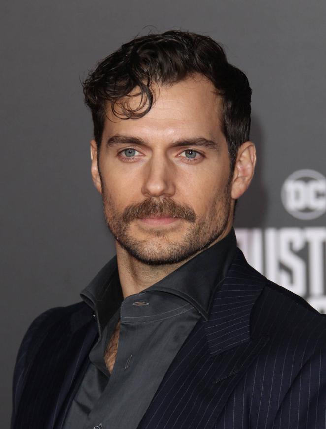 Henry Cavill y su bigote Chevron. Otro estilo que puedes copiar es el clásico bigote Chevron que el actor Henry Cavill actualizó con una barba ligera.