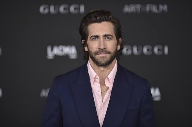 Jake Gyllenhaal y su barba completa. Otro clásico para hombres que tienen abundante vello es la barba completa, que cubre las mejillas, la barbilla y el cuello. Es la favorita de Jake Gyllenhall.