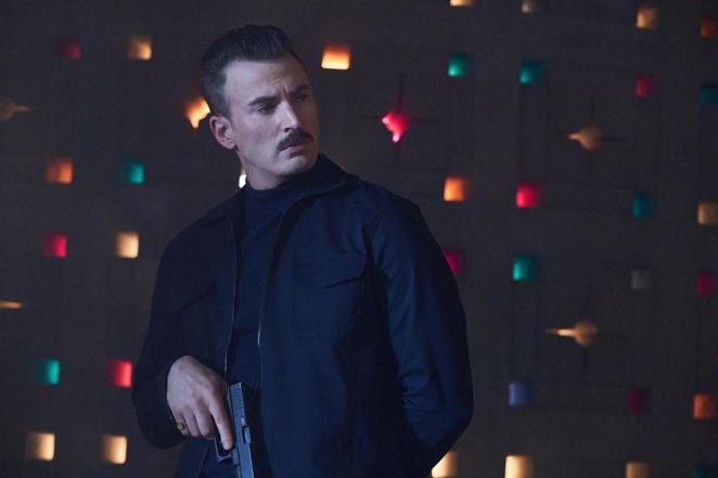 Chris Evans y su bigote de película. El actor Chris Evans luce el clásico bigote poblado en su nueva película, 'El agente invisible', que incluso está a la venta en Netflix, así que sin duda es otra de las tendencias que arrasará este otoño.