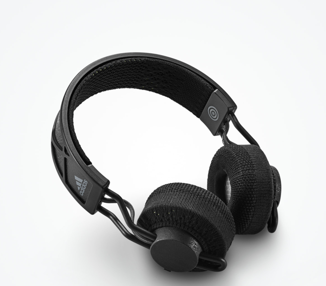 Auriculares RPT-02 SOL de Adidas. Estos auriculares, fabricados parcialmente con un 87% de plástico reciclado y diseñados para los entrenamientos más intensos, vienen con un sistema de autorrecarga lumínica y utilizan la luz como fuente de energía definitiva. Así, incorporan la tecnología Powerfoyle que transforma todos los tipos de luz natural y artificial en energía. Su diseño cuenta con la certificación IPX4 que garantiza una gran resistencia al sudor y a las salpicaduras e incluye piezas extraíbles y lavables. Se puede disfrutar de hasta 80 horas de tiempo de reproducción cuando la luz es escasa. Su precio es de 229 euros.