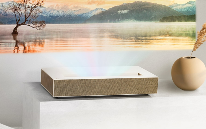 Proyector LG CineBeam. Con 8,3 megapíxeles que utilizan tecnología láser 4K UHD, LG CineBeam es un proyector de tiro ultracorto que ofrece detalles precisos en pantallas de hasta 120 pulgadas. Con una relación de contraste de 2M:1 puede expresar la oscuridad y el brillo profundos. Además, viene con brillo automático. Al reconocer la luz del entorno mediante el sensor incorporado el nivel de ahorro de energía se establece automáticamente lo que proporciona un brillo de pantalla optimizado en función del entorno. Con el sonido mejorado de 2.2 canales y 40 W se puede disfrutar de una experiencia de sonido cinematográfico como si se estuviese en el cine. También viene con la plataforma Smart TV WebOS de LG y se pueden enviar contenidos de forma inalámbrica utilizando Apple AirPlay 2, Screen Mirroring en Android o Bluetooth.