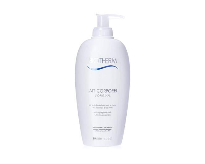 Leche Corporal de Biotherm (33 €, 400 ml). Esta crema hidratante corporal restaura la elasticidad de la piel, ofreciendo hasta 48 horas de hidratación y dejándola suave y lisa. Su textura fluida se absorbe enseguida. En su fórmula destaca el Life Plankton TM, un ingrediente regenerador, exclusivo de Biotherm, así como derivados de la vitamina E, agentes hidratantes y nutritivos y esencia de cítricos.