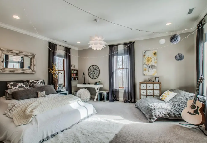 Así es el rancho que ha vendido Miley Cyrus. La artista compró esta propiedad en 2017 por 5,8 millones de dólares, por lo que se ha llevado un beneficio considerable por la venta, si bien es cierto que a lo largo de los años es probable que hiciera algunas renovaciones en el interior, con los gastos que eso conlleva.