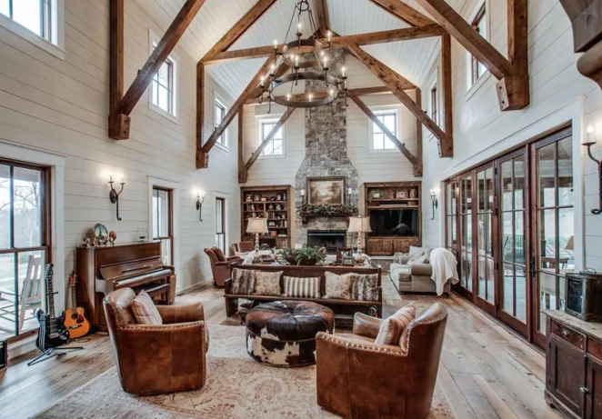 Así es el rancho que ha vendido Miley Cyrus. El interior que muestran las fotos que se hicieron antes de que la comprara la cantante reflejan un estilo rústico con muebles de madera, suelos de madera recuperada, chimeneas de piedra, techos altos y grandes ventanales que inundan de luz natural las diferentes estancias.