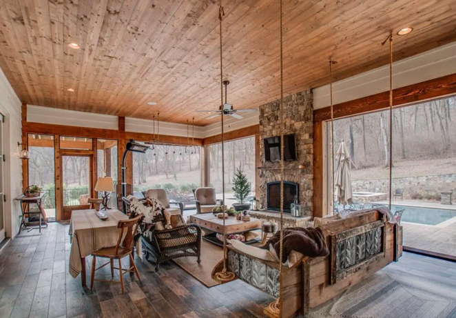 Así es el rancho que ha vendido Miley Cyrus. Entre las diferentes estancias están una amplia sala de estar, un área de porche cubierto en el que se puede ver un original sillón-columpio y una terraza en la azotea. Por su parte, la suite, situada en la planta principal, cuenta con una chimenea y un baño privado con una gran bañera ubicada junto a la ventana.