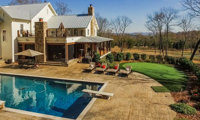 Así es el rancho que ha vendido Miley Cyrus. La propiedad, que se encuentra al final de un tranquilo callejón, cuenta con un extenso jardín con árboles, así como con una piscina en la que refrescarse los días más calurosos. También hay un granero separado más pequeño que podría funcionar como casa de huéspedes o como un pabellón para organizar fiestas.